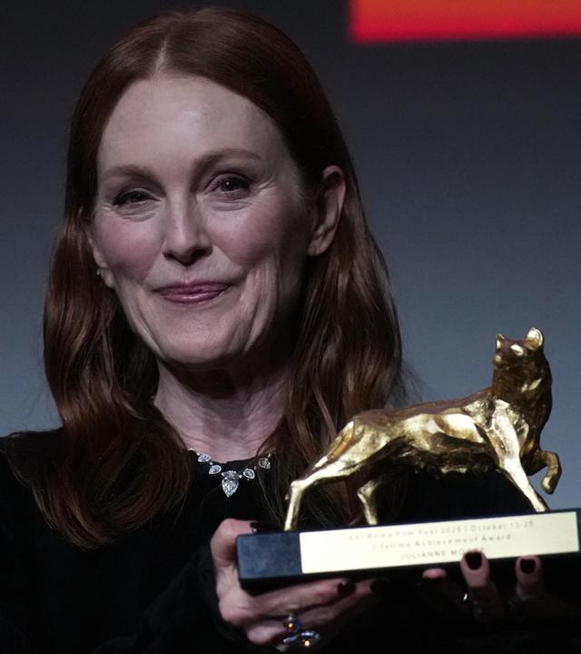 Die Schauspielerin Julianne Moore posiert für Fotos, nachdem sie beim Filmfestival den Preis für ihr Lebenswerk entgegengenommen hat.
