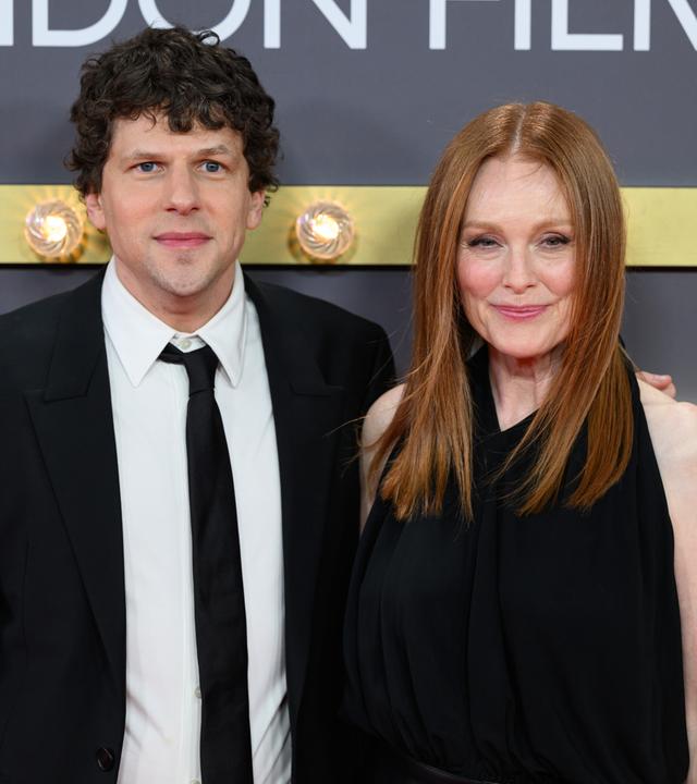 Auf dem Bild zu sehen sind Schauspielerin Julianne Moore und Regisseur Jesse Eisenberg.