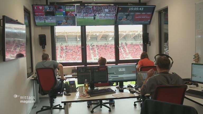 Schaltraum einer Stadionsprecherin in der Bundesliga