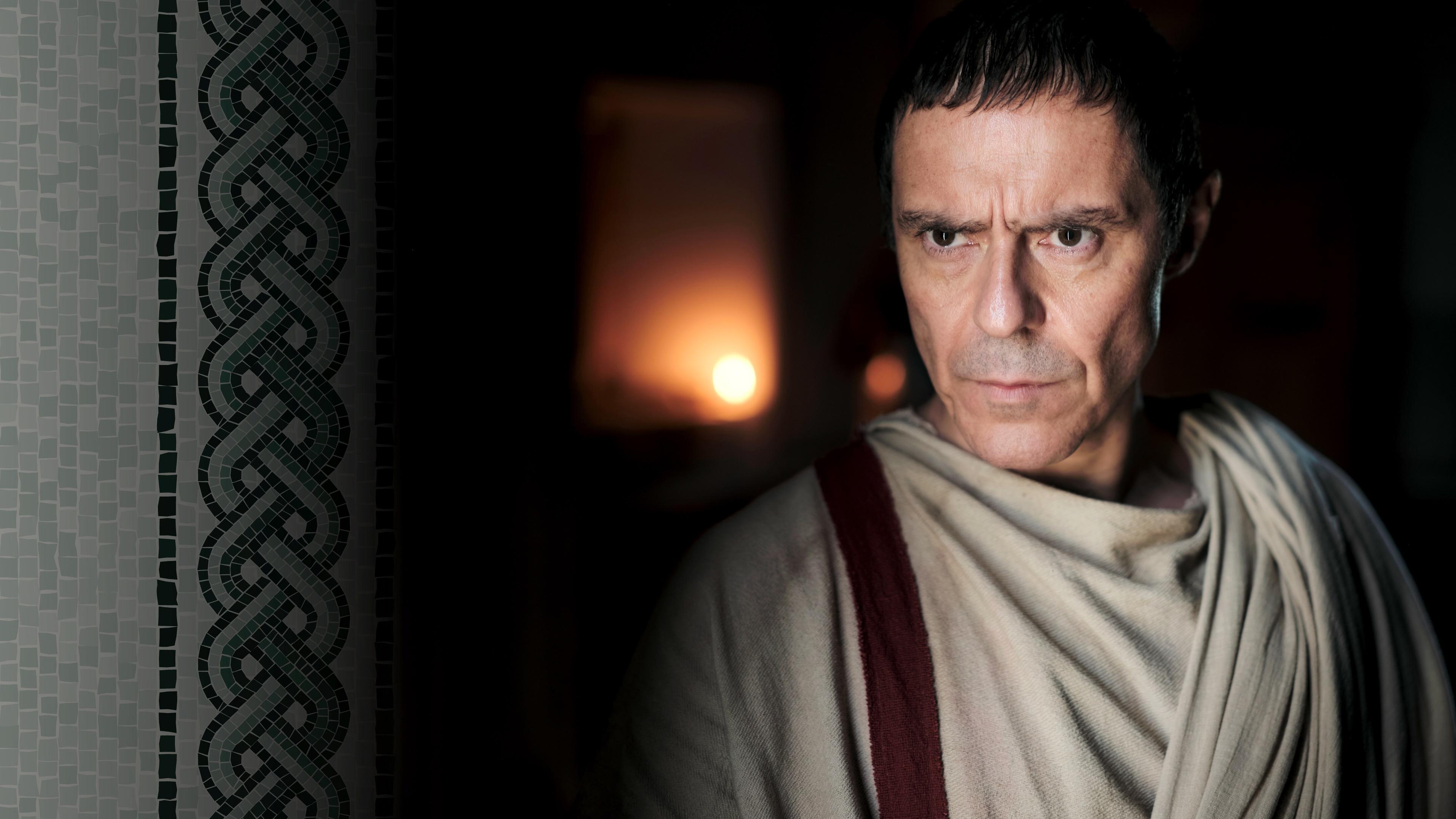 Ein Portrait von Julius Caesar, der streng an der Kamera vorbei blickt