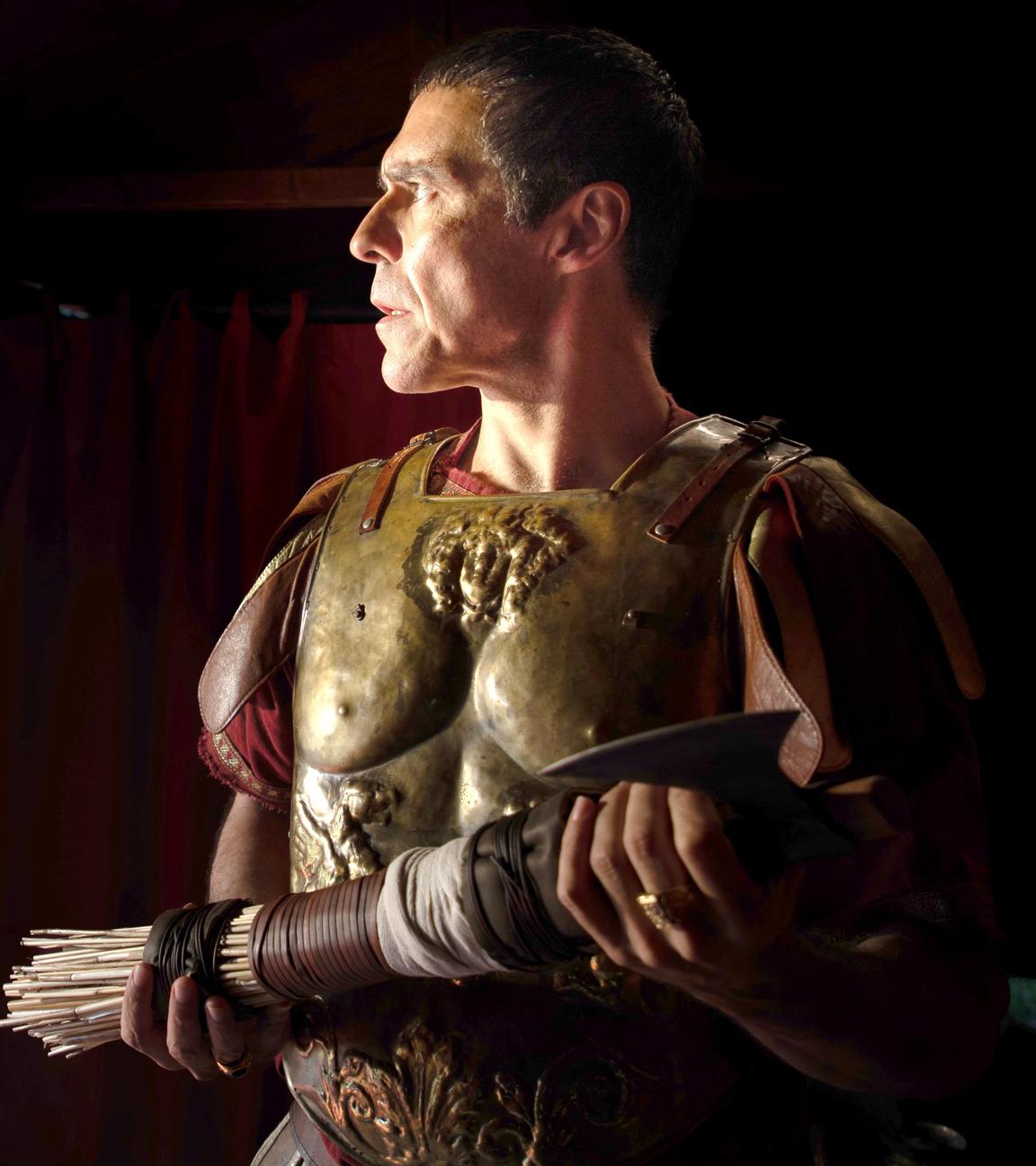 Ein Portrait von Julius Caesar in voller Rüstung, er hält eine Axt