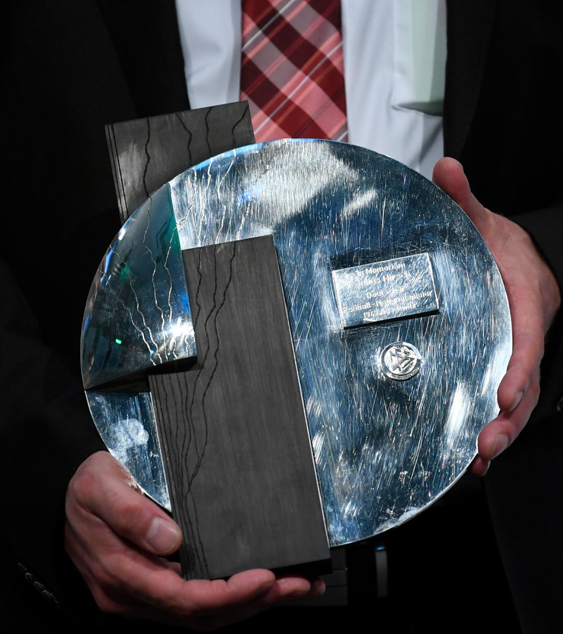 Archiv: Verani Kartum, Vereinsvorsitzende vom Preisträger SC Aleviten Paderborn hält bei der Verleihung vom Julius-Hirsch-Preis im Fußballmuseum den Preis hoch.