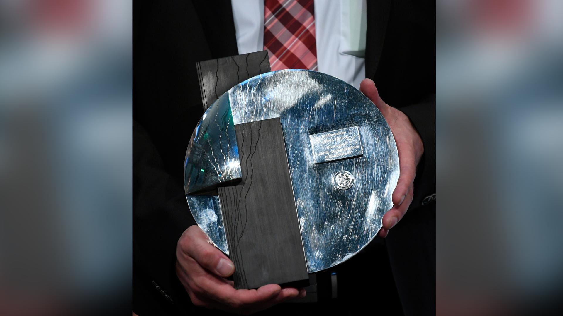 Archiv: Verani Kartum, Vereinsvorsitzende vom Preisträger SC Aleviten Paderborn hält bei der Verleihung vom Julius-Hirsch-Preis im Fußballmuseum den Preis hoch.