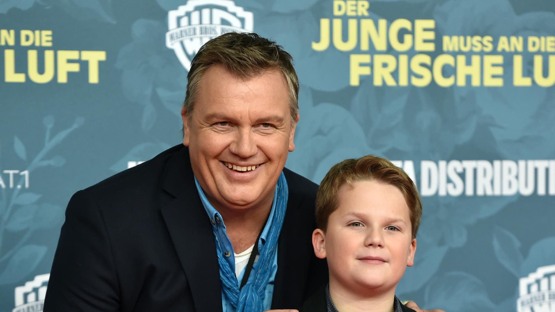 Hape Kerkeling mit dem jungen Julius Weckauf 2018 auf einem roten Teppich.