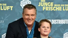 Hape Kerkeling mit dem jungen Julius Weckauf 2018 auf einem roten Teppich.