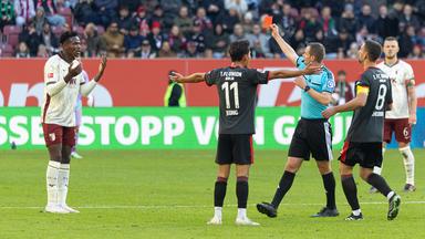 Augsburgs Innenverteidiger Juma Bah sieht im Spiel gegen Union Berlin die rote Karte