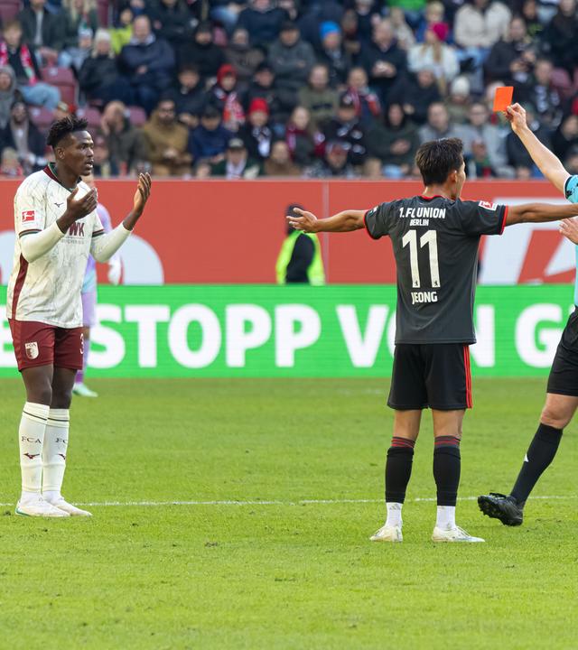 Augsburgs Innenverteidiger Juma Bah sieht im Spiel gegen Union Berlin die rote Karte