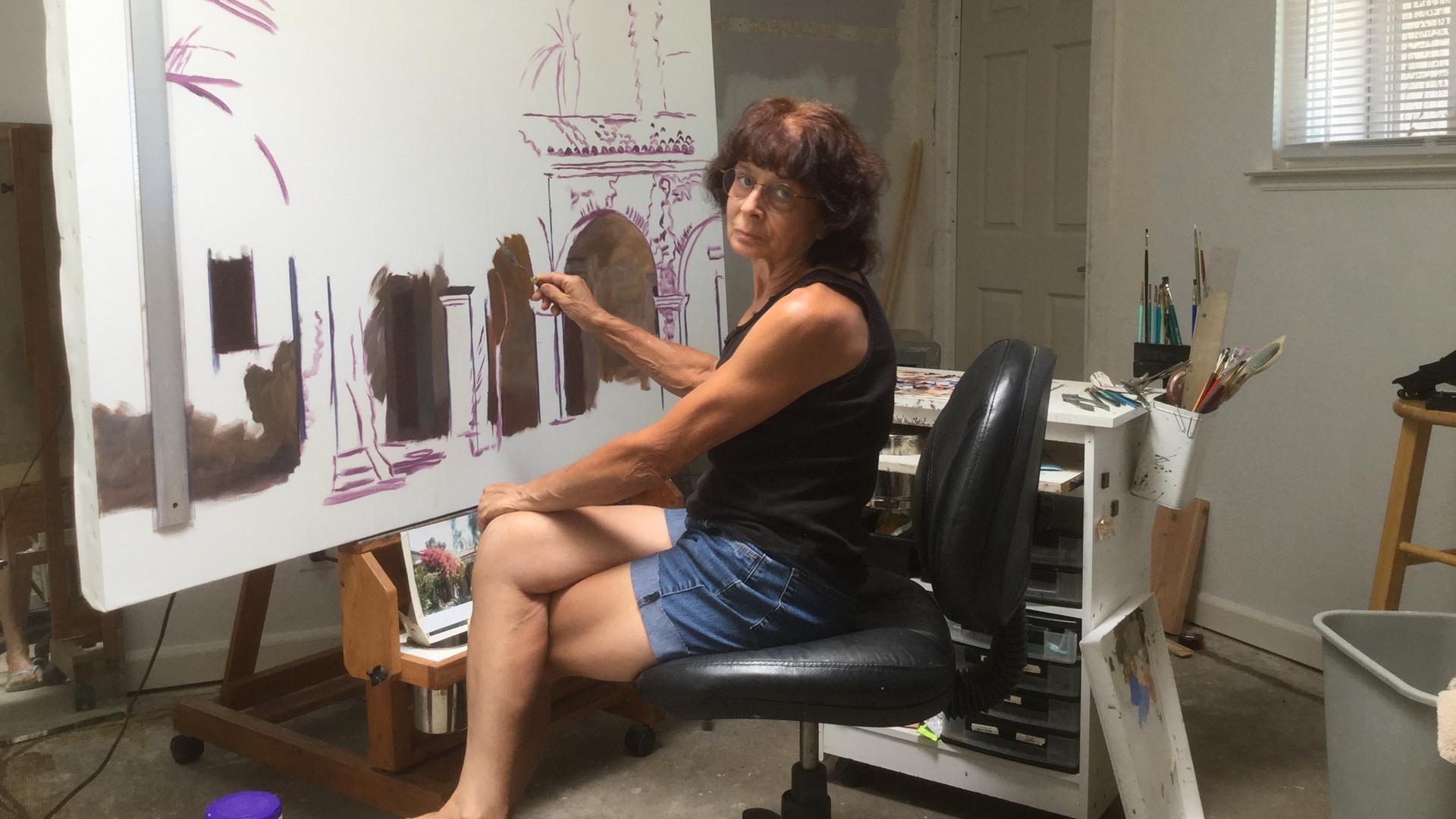 Die Künstlerin June Carey in ihrem Atelier beim Malen