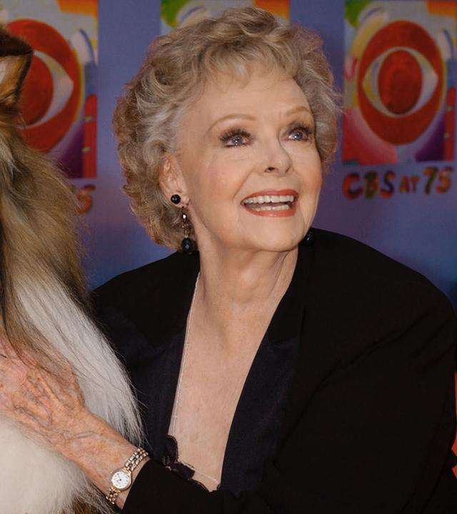 USA, New York: June Lockhart, die die Rolle der Ruth Martin, Mutter von Timmy Martin, in der klassischen Serie "Lassie" spielte, posiert für ein Foto mit Lassie, Archivbild