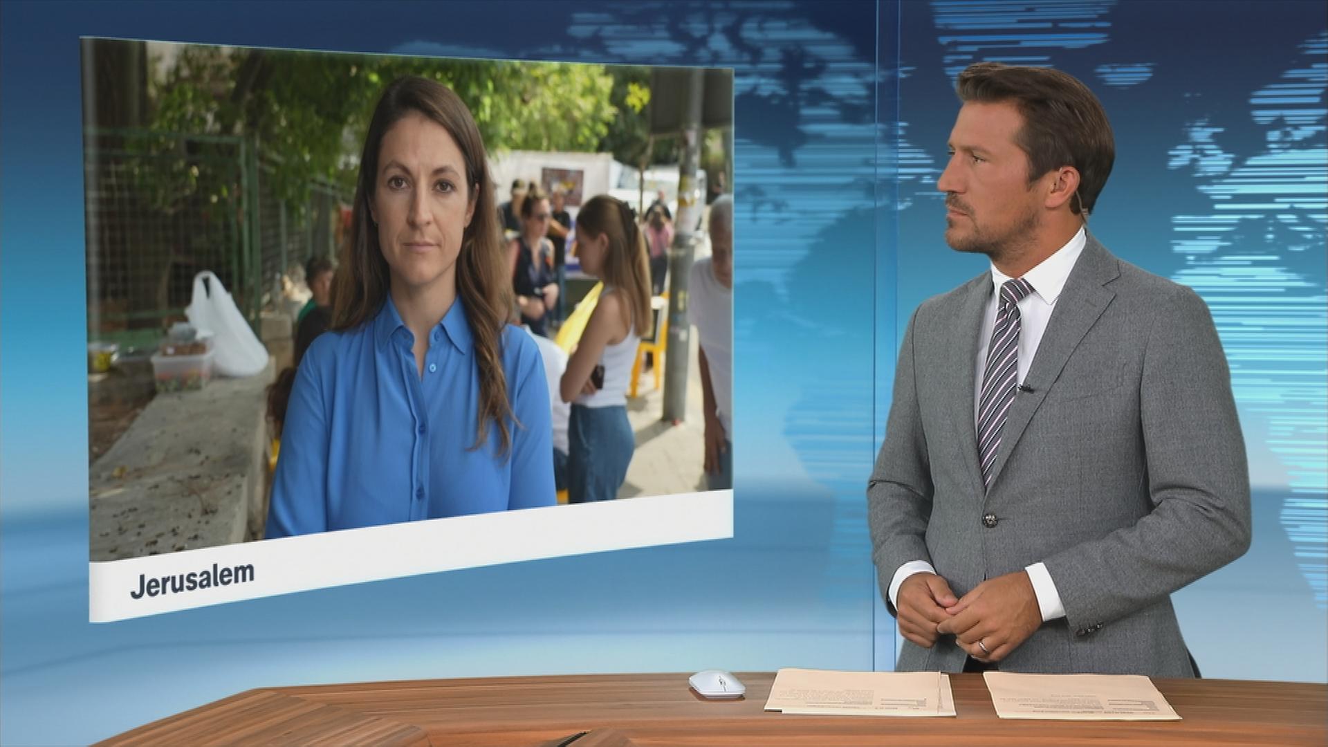ZDF-Korrespondentin Alica Jung bei einem Schaltgespräch.