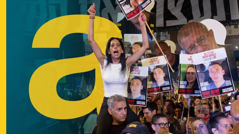 DemonstrantInnen mit Plakaten, in der Mitte sitzt eine Frau auf den Schultern eines Mannes.
