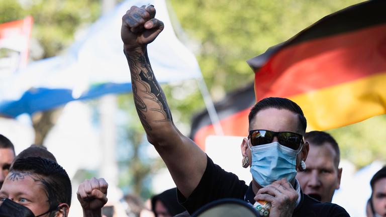 Eine Gruppe von Menschen bei einer Demonstration in in Berlin.