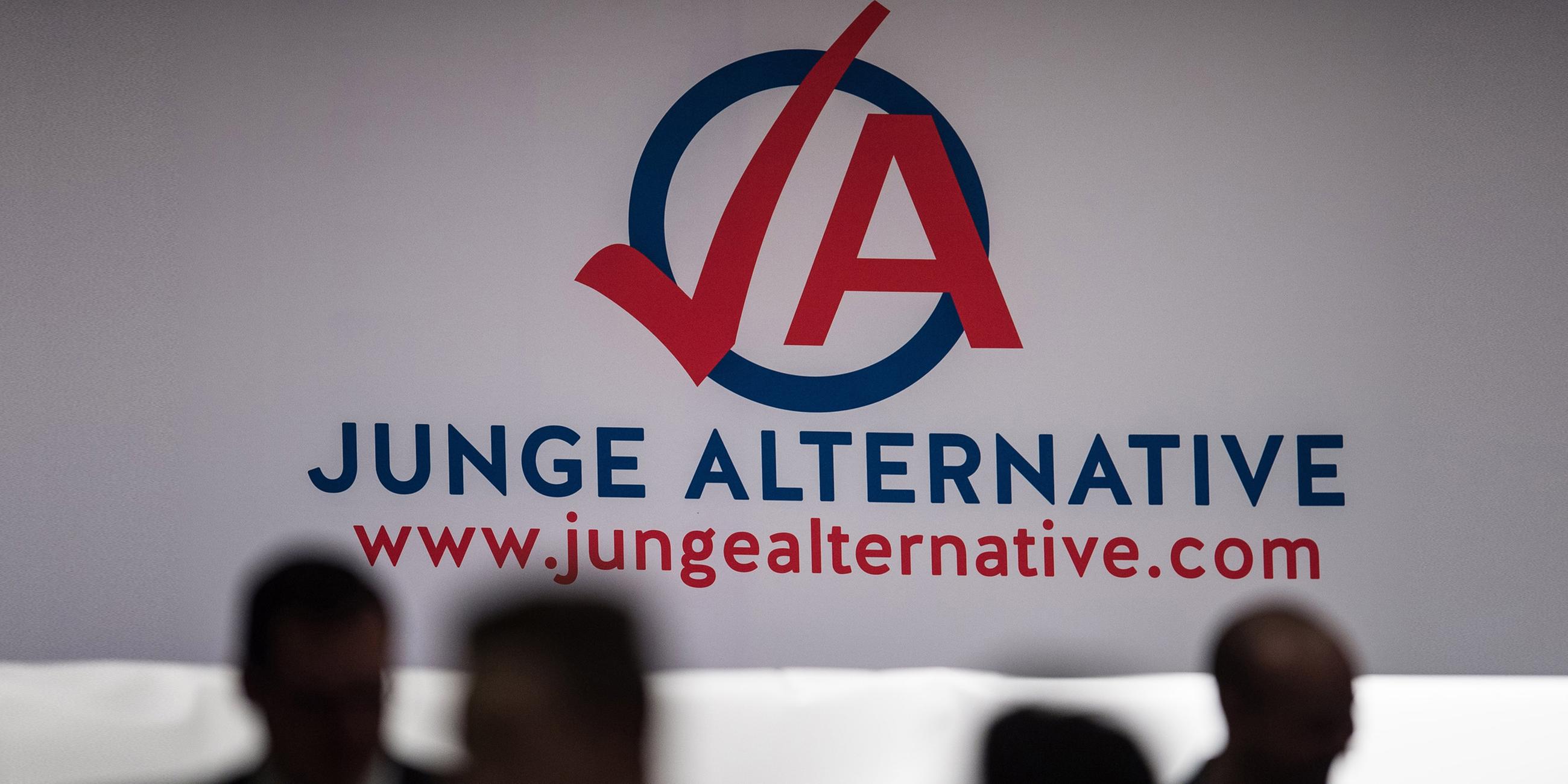 Archiv: Mitglieder stehen am 10.01.2015 beim Bundeskongress der Jungen Alternative nebeneinander 