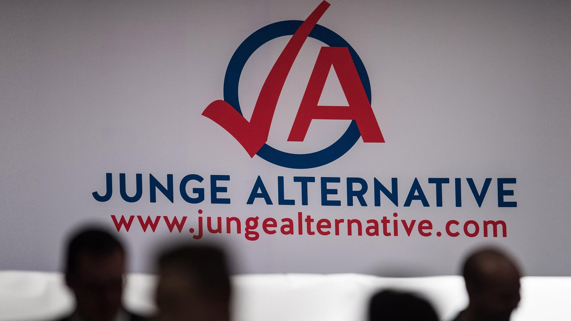 Archiv: Mitglieder stehen am 10.01.2015 beim Bundeskongress der Jungen Alternative nebeneinander 