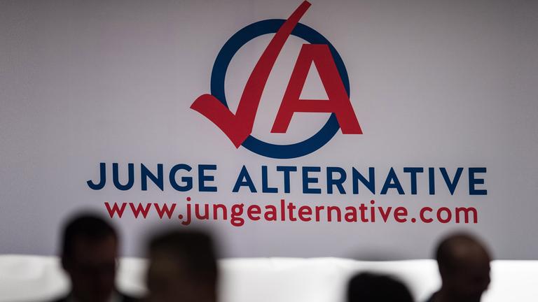 Archiv: Mitglieder stehen am 10.01.2015 beim Bundeskongress der Jungen Alternative nebeneinander 