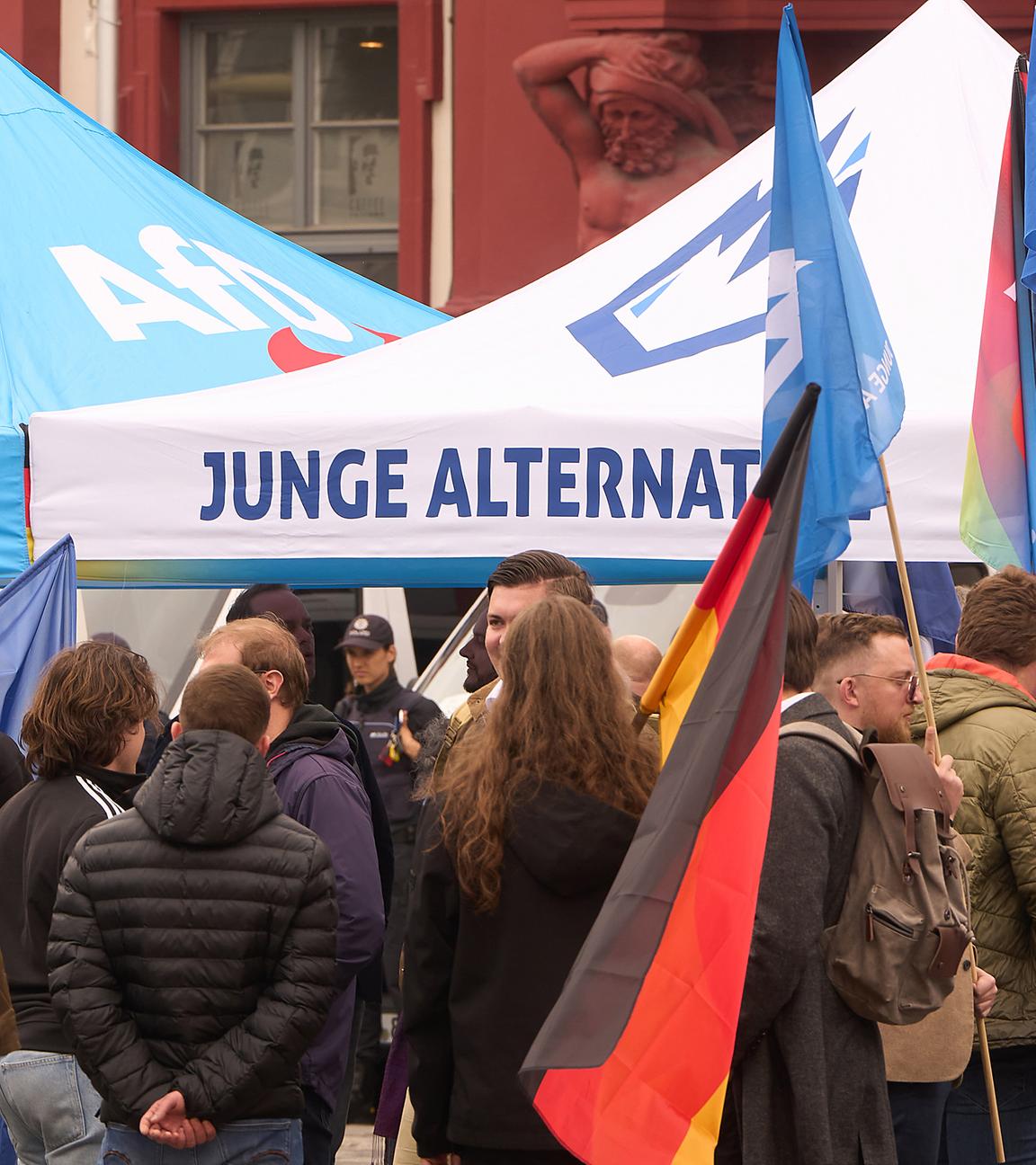 Nach der Messerattacke in Mannheim demonstrieren Anhänger der AfD und rechter Gruppierungen gegen eine Kundgebung von Bürgern gegen Extremismus und Gewalt