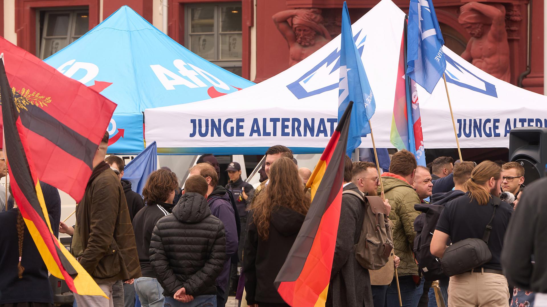 Nach der Messerattacke in Mannheim demonstrieren Anhänger der AfD und rechter Gruppierungen gegen eine Kundgebung von Bürgern gegen Extremismus und Gewalt