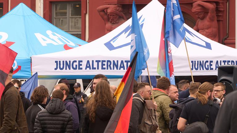Nach der Messerattacke in Mannheim demonstrieren Anhänger der AfD und rechter Gruppierungen gegen eine Kundgebung von Bürgern gegen Extremismus und Gewalt