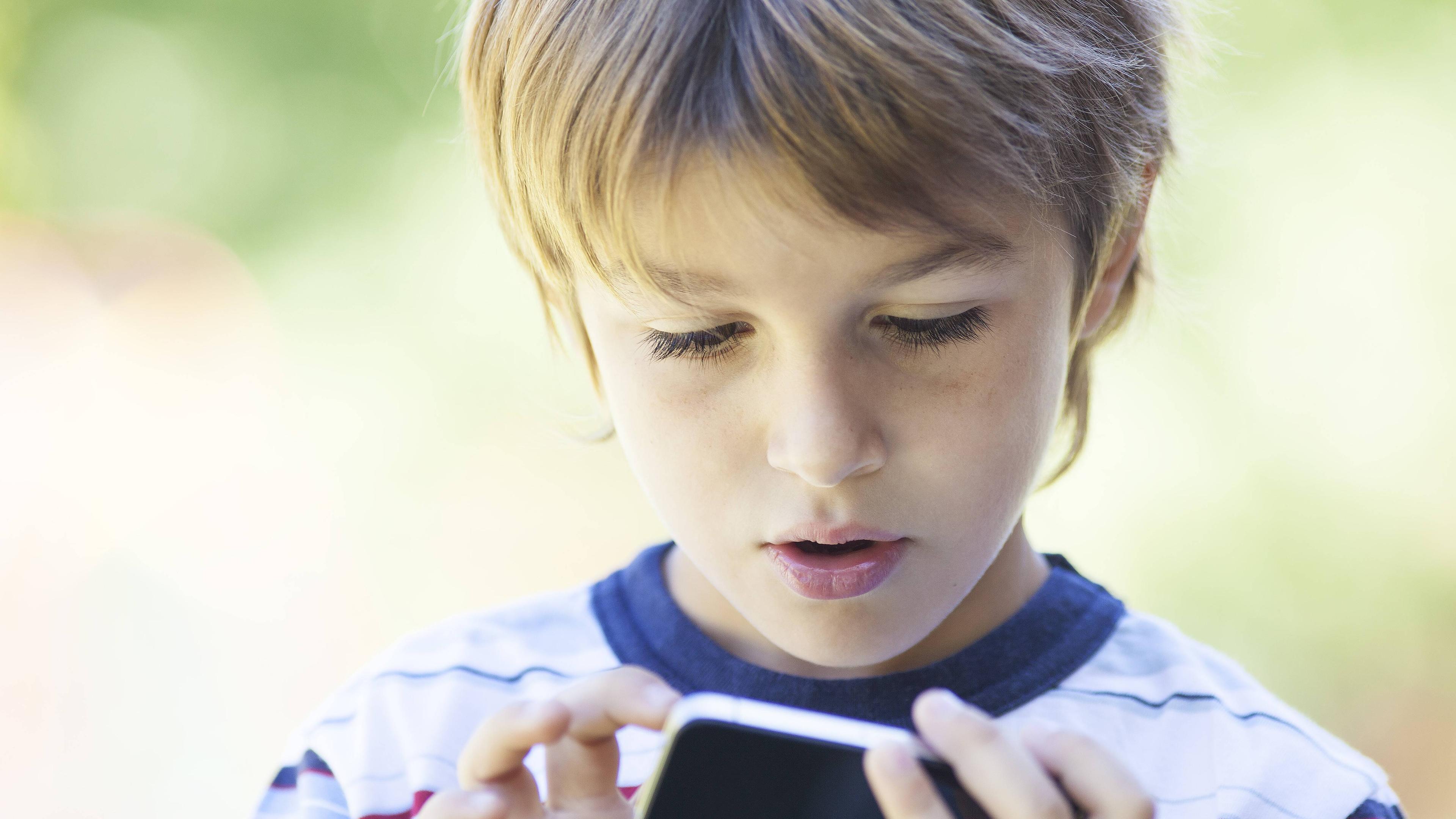 Junge am Smartphone