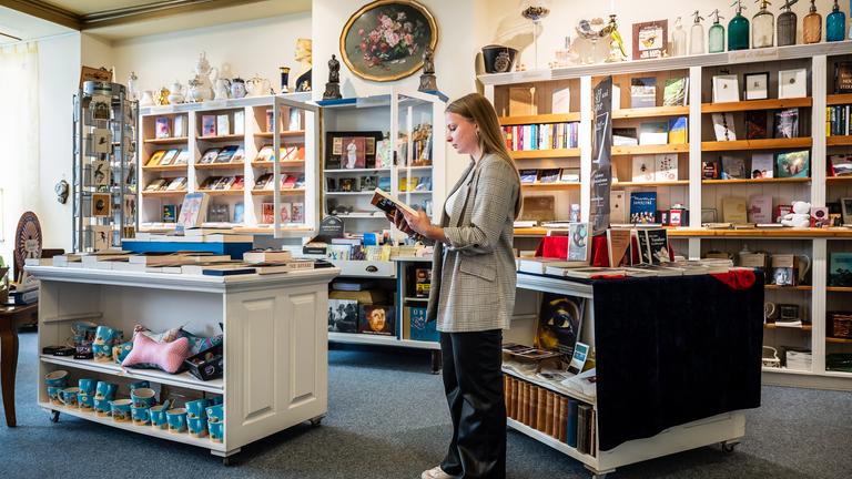 Junge Frau in einem Buchladen