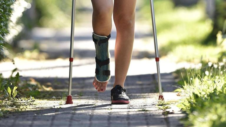 Junge Frau mit Gipsfuß