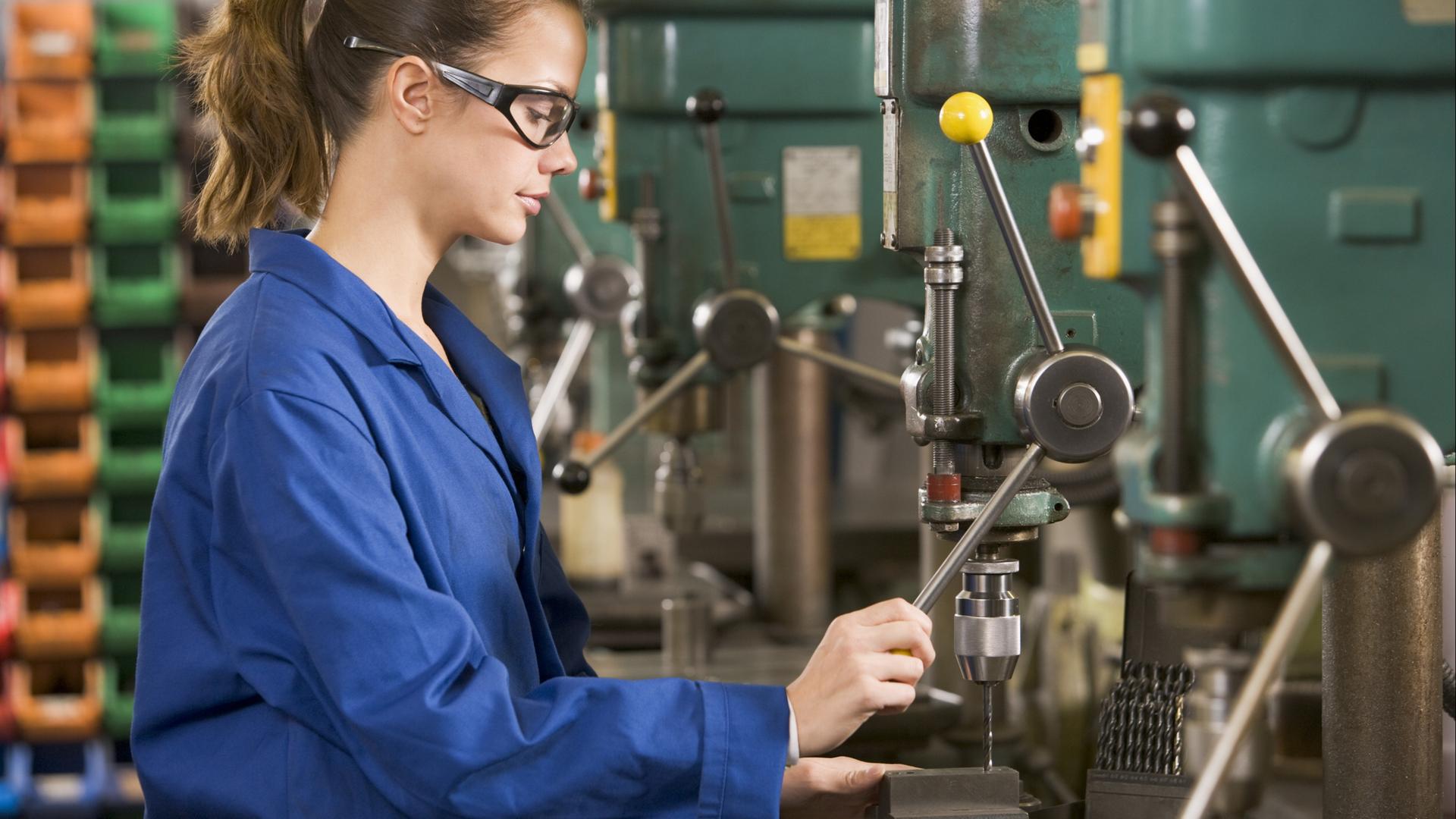 Junge Frau an einer Werkbank