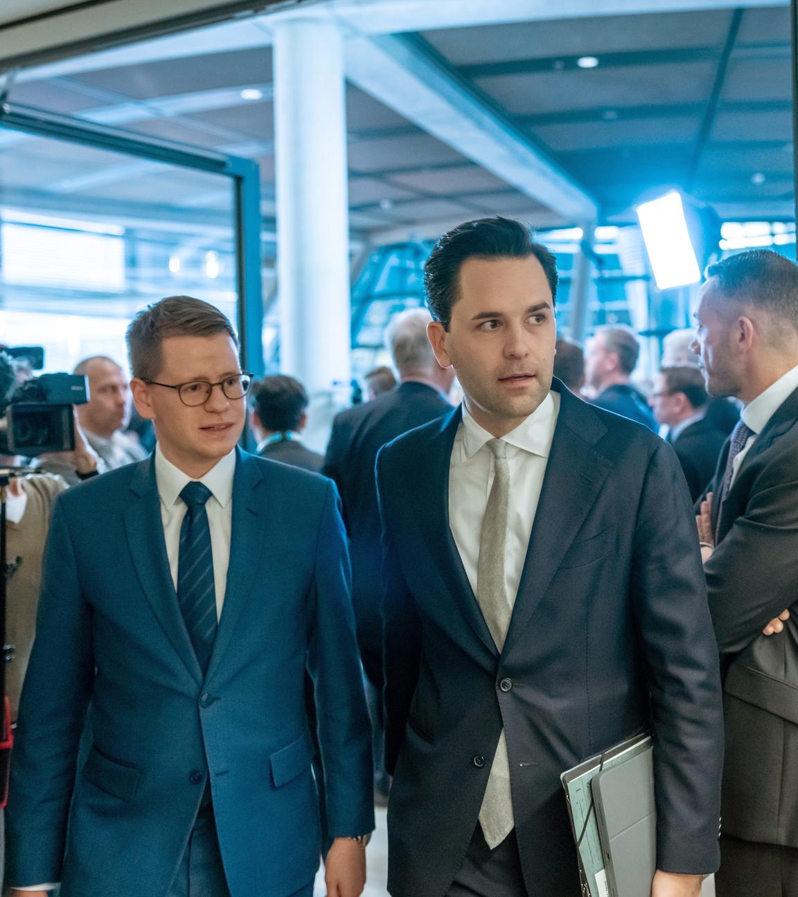 Johannes Winkel (M,CDU), Vorsitzender der Jungen Union und Mitglied der Jungen Gruppe kommt mit Daniel Kölbl (l,CDU) zu Beginn der Fraktionssitzung im Bundestag.