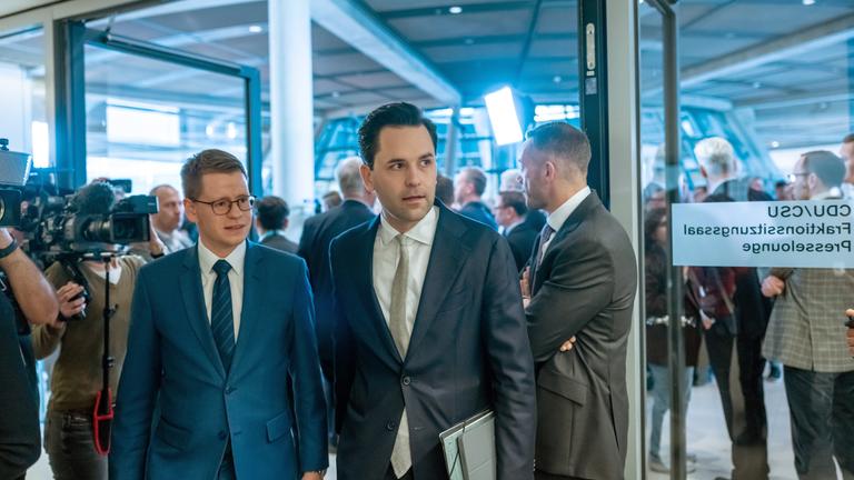 Johannes Winkel (M,CDU), Vorsitzender der Jungen Union und Mitglied der Jungen Gruppe kommt mit Daniel Kölbl (l,CDU) zu Beginn der Fraktionssitzung im Bundestag.