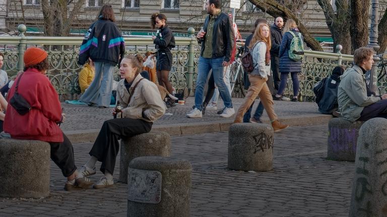 Archiv: Junge Menschen in Berlin am 24.02.2021 