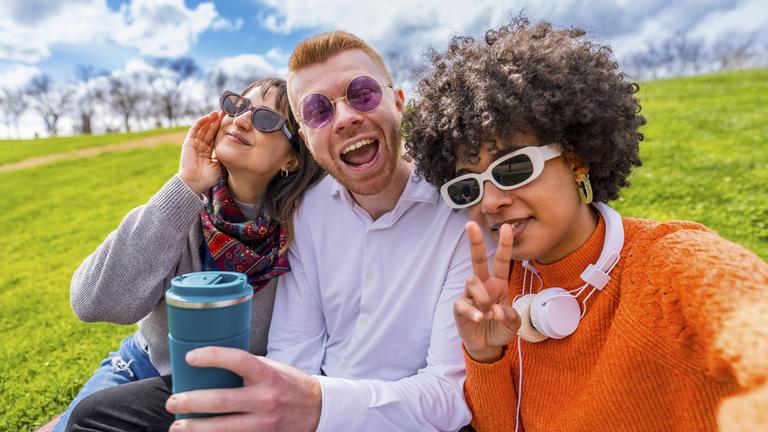 Junge Menschen im Park