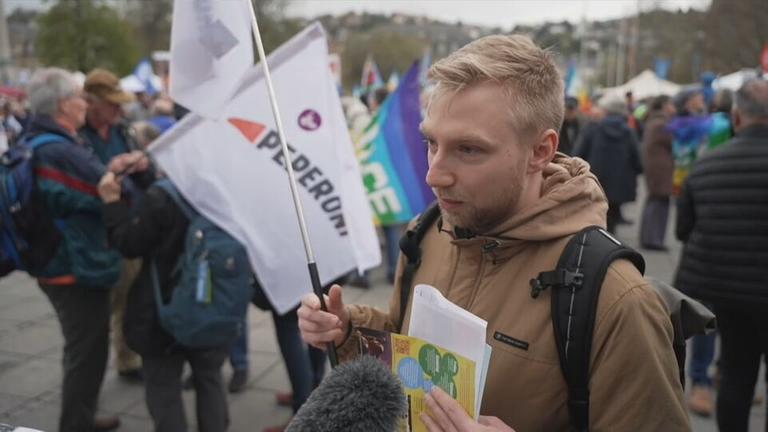 Ein junger Mann wird interviewed