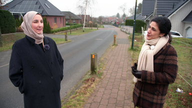 "Forum"-Moderatorin Homeira Rhein (re.) trifft Musliminnen und Muslime