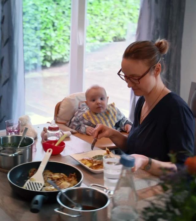 Junge Mutter mit Kindern am Tisch