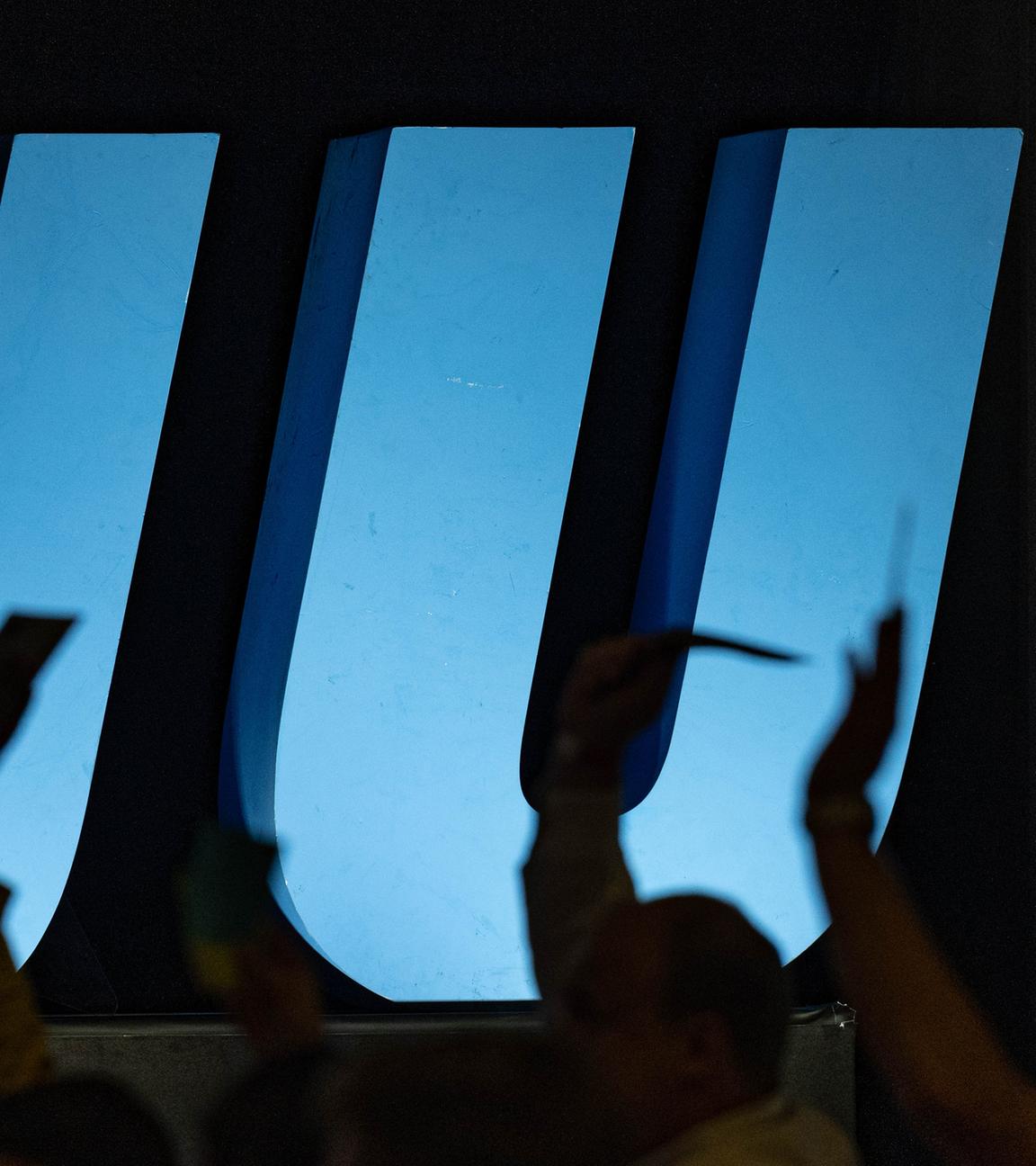 08.10.2021, Bayern, Deggendorf: Delegierte heben auf einer Landesversammlung der Jungen Union vor dem Logo der JU ihre Stimmkarten.