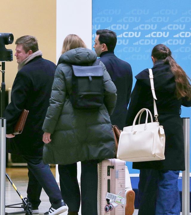 Berlin: CDU-Bundesvorstandssitzung: Junge-Union-Chef Johannes Winkel (2.v.R.) und andere Mitglieder der "Jungen Gruppe" kommen an, u.a. auch Kohl-Enkel Johannes Volkmann (1.v.L.)