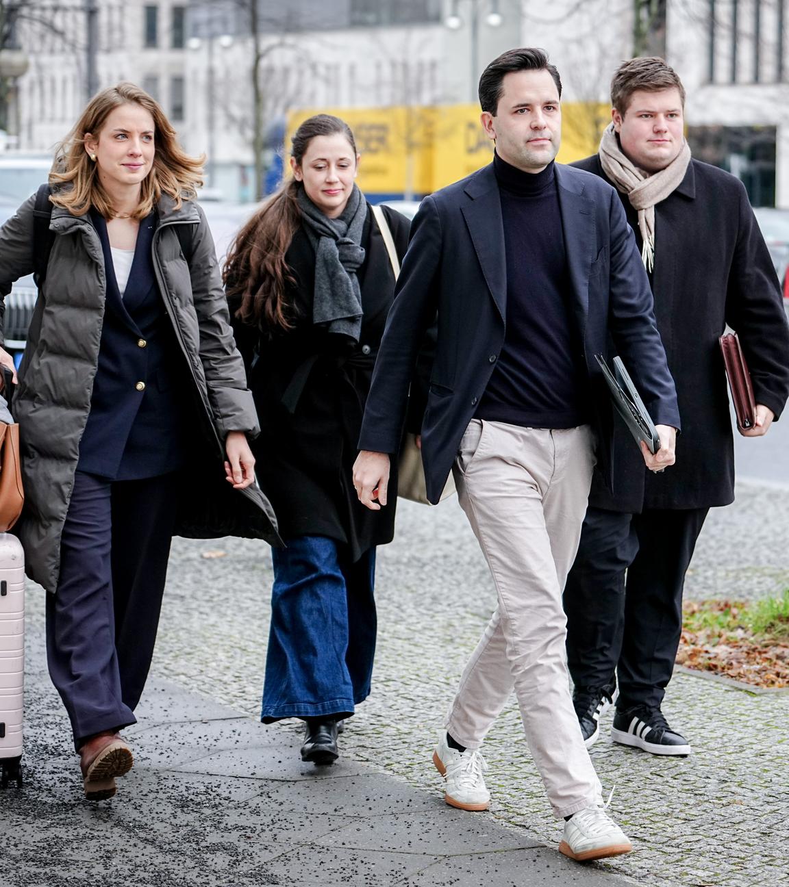 Johannes Winkel (2.v.r.), Vorsitzender der Jngen Union (JU), und Johannes Volkmann (r), CDU-Bundestagsabgeordneter, kommen zur Sitzung des CDU-Bundespräsidiums im Konrad-Adenauer-Haus. 