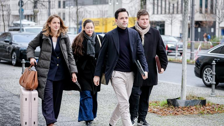 Johannes Winkel (2.v.r.), Vorsitzender der Jngen Union (JU), und Johannes Volkmann (r), CDU-Bundestagsabgeordneter, kommen zur Sitzung des CDU-Bundespräsidiums im Konrad-Adenauer-Haus. 