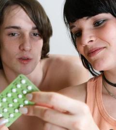 Junges Paar mit Pille