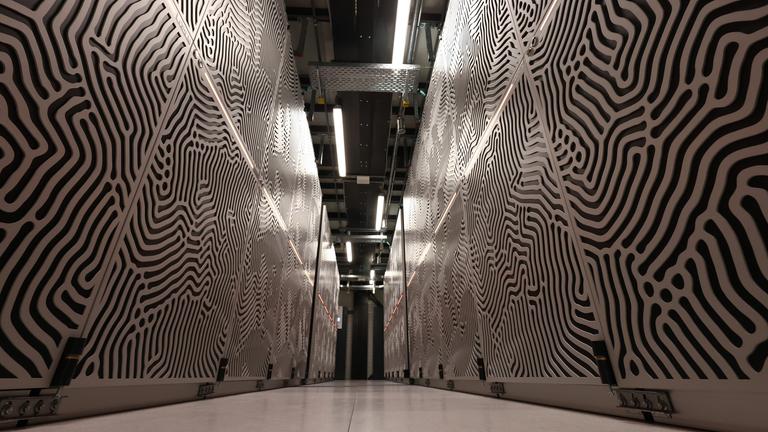 Ein Modul des ersten europäischen Supercomputers der Exascale-Klasse. Mit JUPITER nimmt der erste europäische Supercomputer der Exascale-Klasse seinen Betrieb auf. JUPITER zählt aktuell zu den vier leistungsfähigsten Systemen weltweit. Am Forschungszentrum Jülich soll damit ein neues Kapitel für Höchstleistungsrechnen und Künstliche Intelligenz in Deutschland und Europa aufgeschlagen werden.