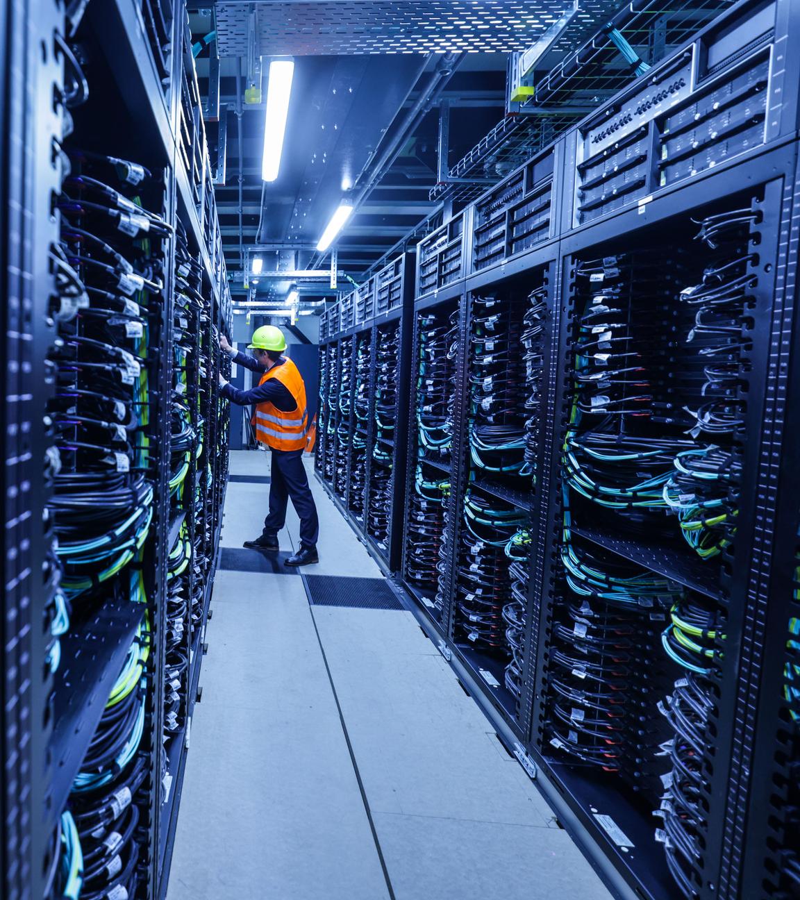  Ein Mitarbeiter arbeitet am Supercomputers Jupiter im Forschungszentrum Jülich.