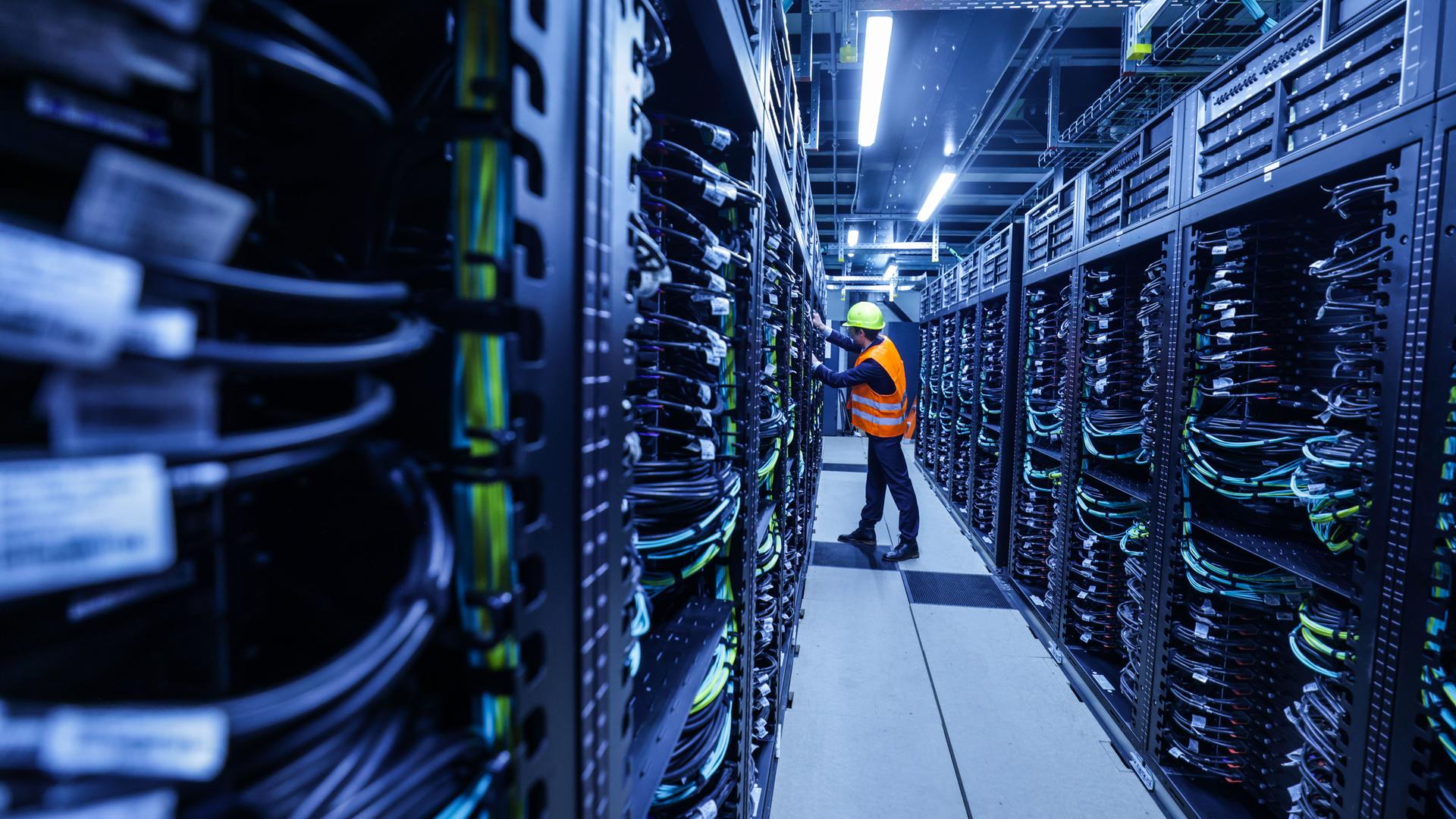  Ein Mitarbeiter arbeitet am Supercomputers Jupiter im Forschungszentrum Jülich.