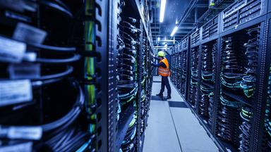  Ein Mitarbeiter arbeitet am Supercomputers Jupiter im Forschungszentrum Jülich.