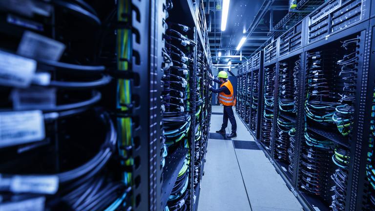  Ein Mitarbeiter arbeitet am Supercomputers Jupiter im Forschungszentrum Jülich.