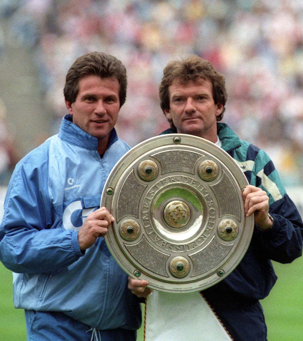 Bayern-Trainer Jupp Heynckes und sein Assistent Egon Coordes mit der Meisterschale