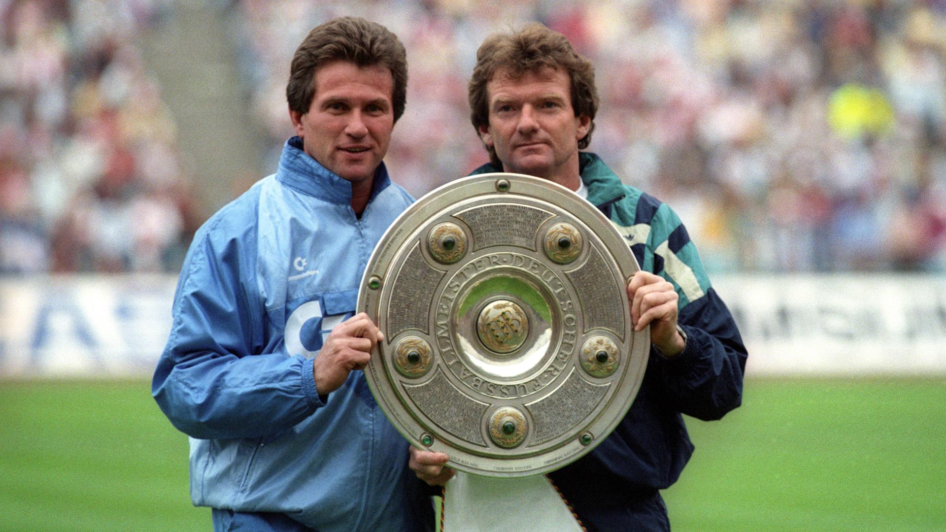 Bayern-Trainer Jupp Heynckes und sein Assistent Egon Coordes mit der Meisterschale