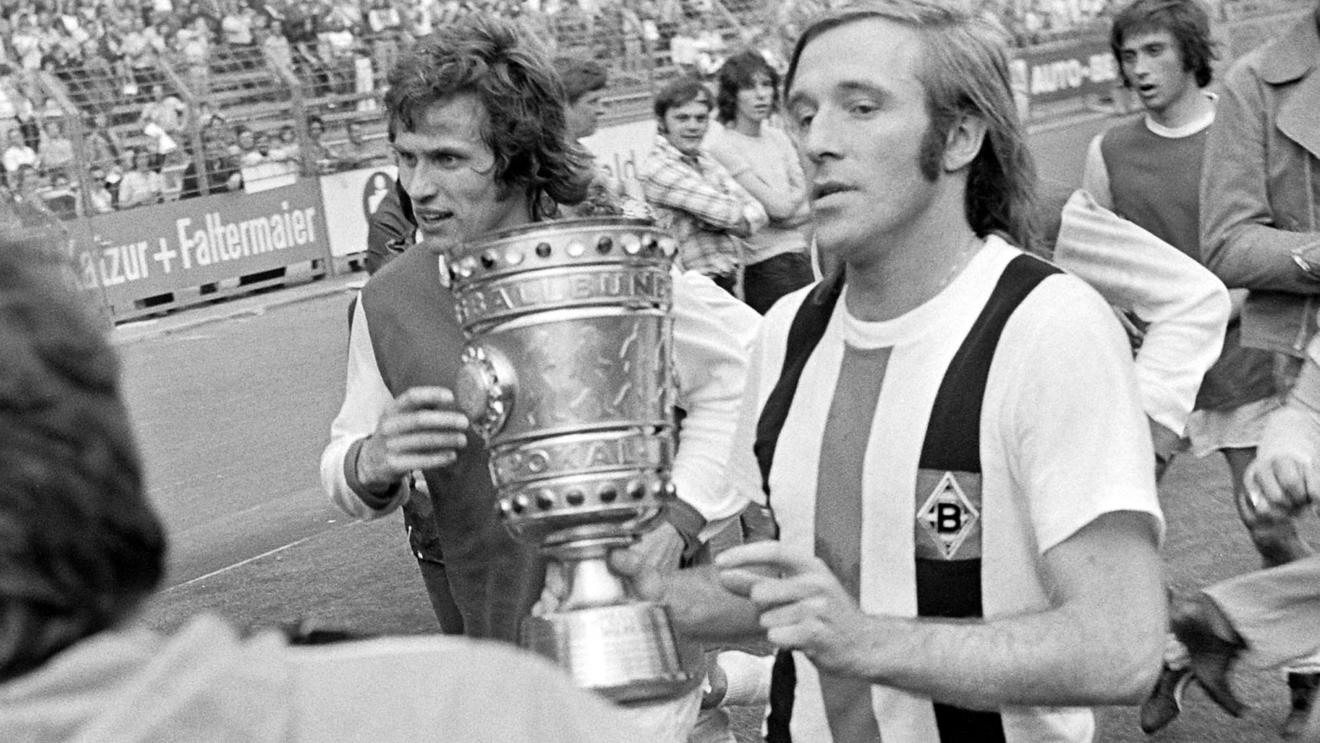 Jupp Heynckes (links) und Günter Netzer (rechts) von Gladbach den DFB-Pokal nach dem Final 1973 gegen den 1. FC Köln.