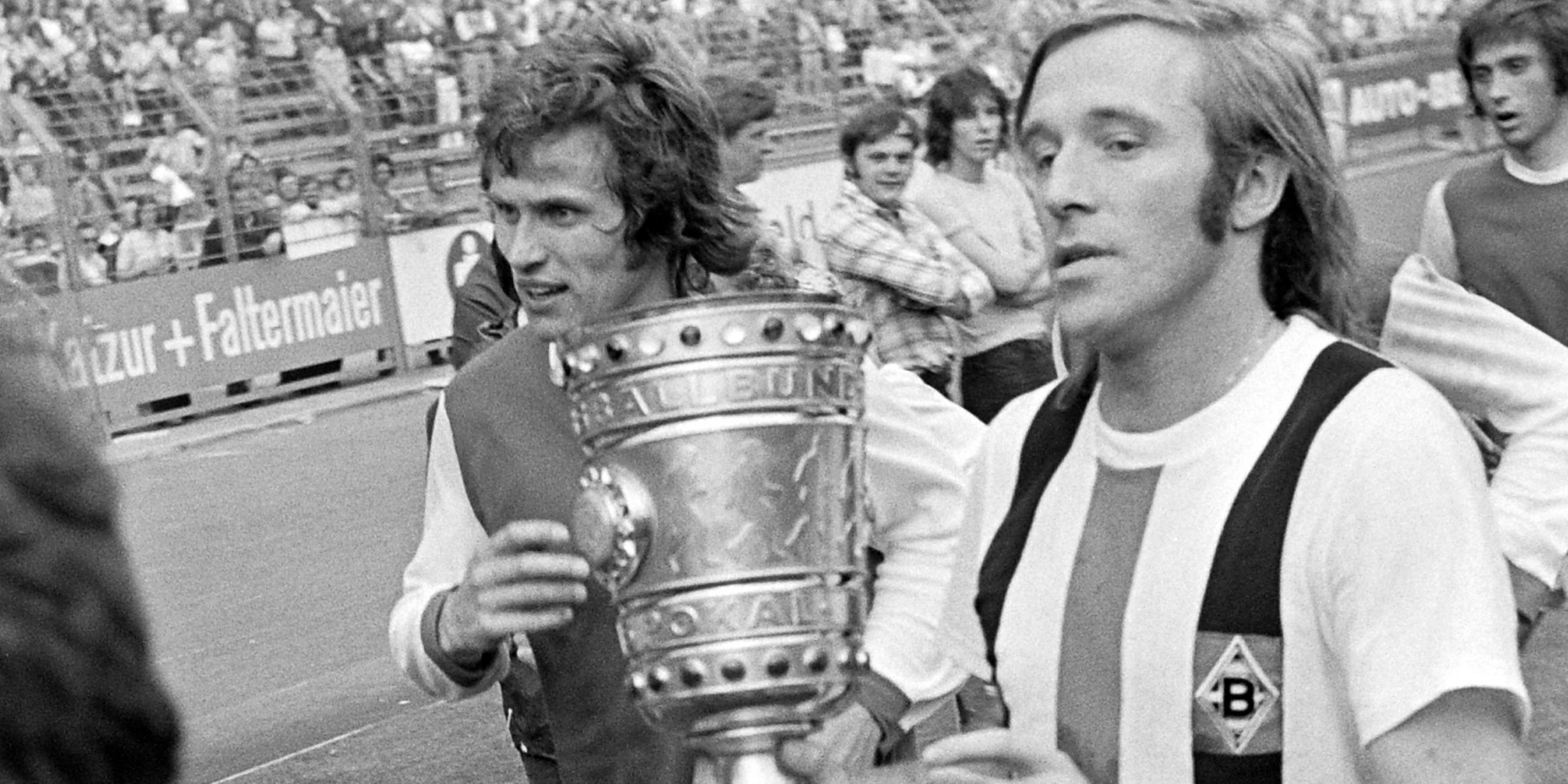 Jupp Heynckes (links) und Günter Netzer (rechts) von Gladbach den DFB-Pokal nach dem Final 1973 gegen den 1. FC Köln.