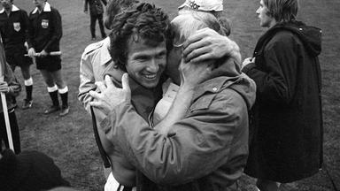 Jupp Heynckes (li.) umarmt nach dem UEFA-Pokalsieg Trainer Hennes Weisweiler