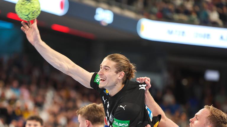 Handball-Länderspiel Deutschland - Island: Juri Knorr setzt zu einem Heber an.