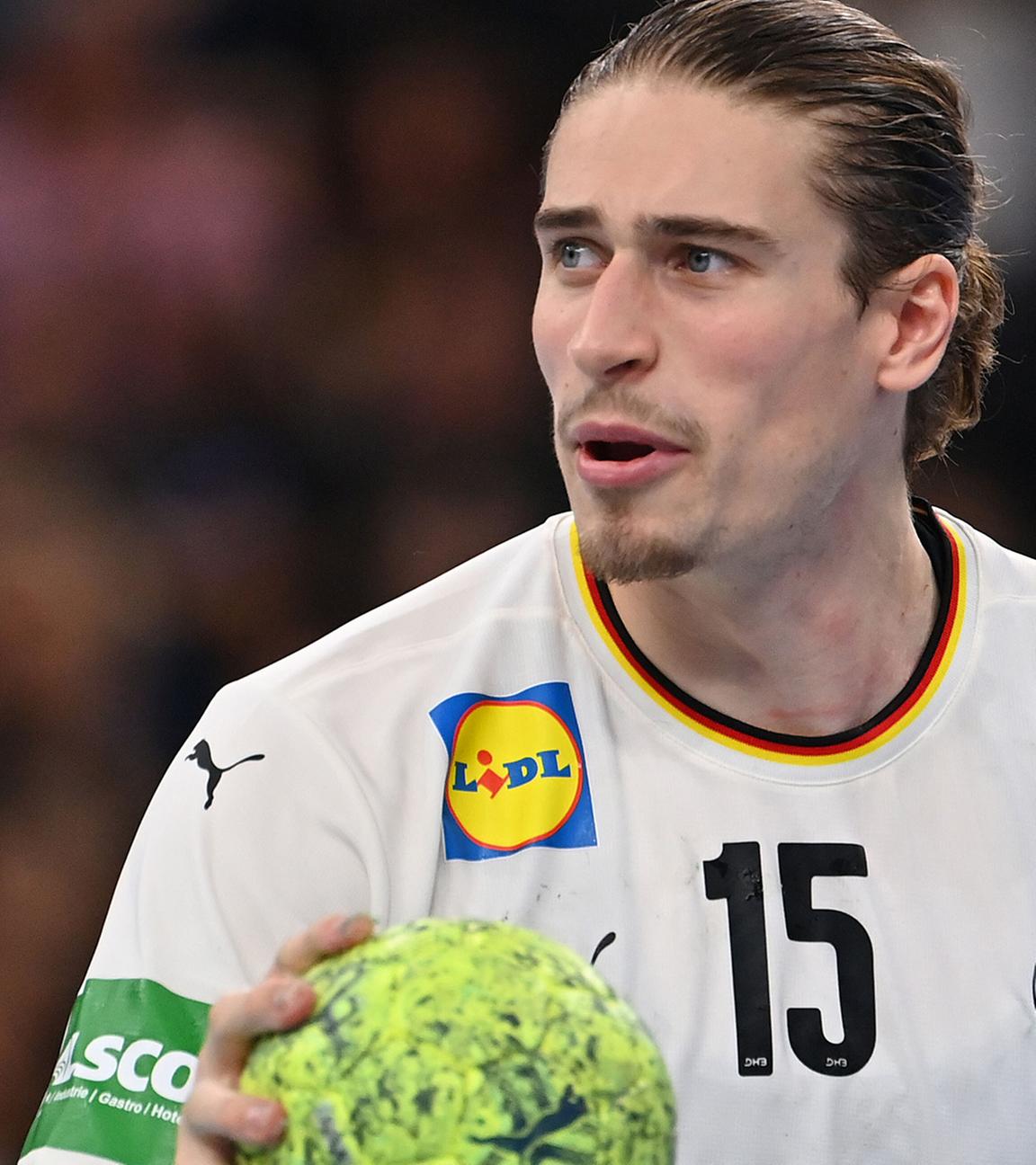 Juri Knorr während eines Länderspiels zwischen Deutschland und Island.